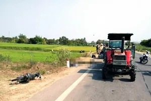 2 vợ chồng tử nạn vì tông xe máy cày đang đỗ