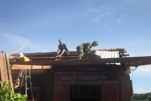 Bình Phước: Giúp dân sửa 30 căn nhà bị tốc mái vì lốc