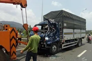 Tông xe tải ở trạm BOT, 1 tài xế tử vong