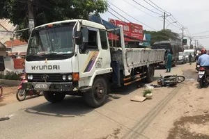 Bình Chánh: Sụp ổ gà, thanh niên nguy kịch dưới xe tải