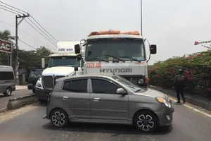 Quận 12: Sau va chạm, xế hộp nằm chắn ngang đầu xe tải