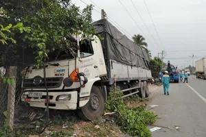 Tránh 2 người leo qua con lươn, xe tải kéo sập trụ điện