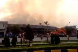 800 người Việt và Trung Quốc cứu cháy ở Móng Cái