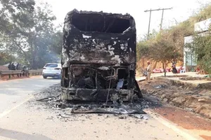 Lửa thiêu rụi xe khách giường nằm chở 38 người