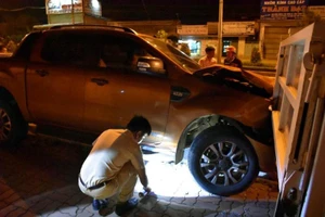 Ô tô bán tải tông xe CSGT đậu vỉa hè 