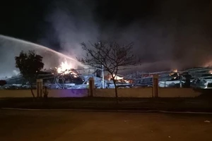 Sau gần 1 ngày, công ty xơ sợi bùng cháy trở lại 