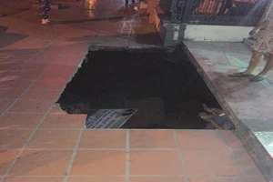 ‘Hố tử thần' nuốt chửng người và 2 xe máy