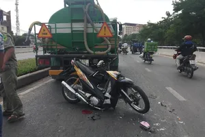 Thanh niên nguy kịch sau va chạm với xe tưới cây
