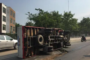 Xe tải cẩu lật ngang khi ôm cua ở quận 12