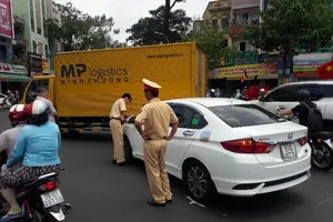 Ô tô va xe tải ở quận 10, giao thông ùn ứ