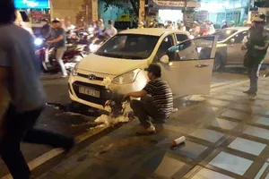 Xế hộp cháy dữ dội cạnh Công viên Hoàng Văn Thụ