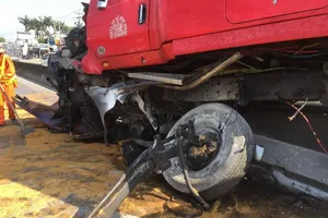 Container văng thùng, tung bánh leo dải phân cách