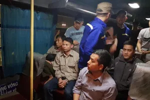 9 tài xế chơi xóc đĩa trên ô tô