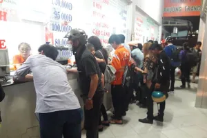 Người dân vất vả rời TP.HCM về quê nghỉ lễ