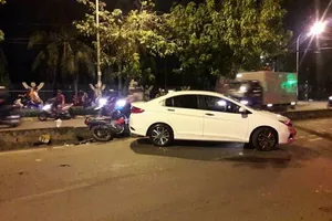 Ô tô tông văng xe máy vào dải phân cách ở Gò Vấp
