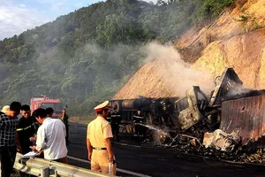 Ô tô bốc cháy, 3 người chết thảm