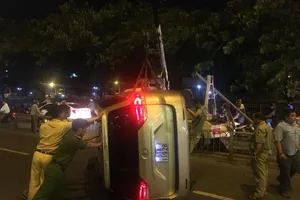 Ô tô ủi bay nhiều mét dải phân cách ở quận 5 