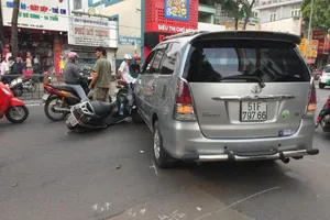 Gò Vấp: Xế hộp bể đầu khi va xe máy