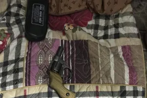 Nhân viên massage dí súng vào đầu bảo vệ