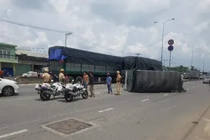 Quận 12: Tránh xe máy, xe tải lật ngang đường