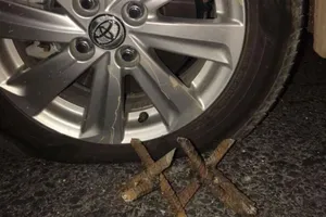 Hàng loạt tài xế dính đinh 'khủng' trên quốc lộ 18