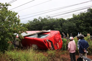 Bình Phước: Lật xe giường nằm, 2 vợ chồng bị thương