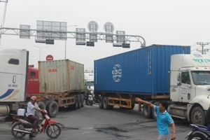 Container chết máy, ô tô nằm nối đuôi khu cầu vượt Linh Xuân 