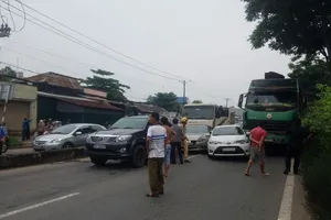 Hóc Môn: Tai nạn liên hoàn, 5 ô tô dính chùm trên quốc lộ