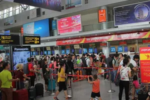 Nữ nhân viên hàng không bị khách ném điện thoại vào mặt