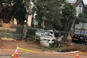 Xe tải tông ô tô 7 chỗ văng vào lề đường, 5 người thương vong