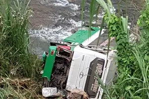 Ô tô lao xuống vực ở đèo Lò Xo, 16 người thương vong