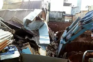 Nhà bất ngờ đổ sập trong mưa to, 7 người thoát chết