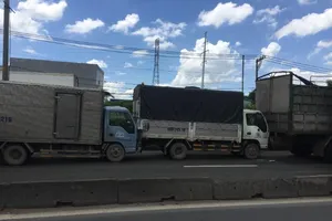 Quận 12: Tai nạn liên hoàn vì tránh chú chó băng qua đường