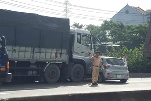Ô tô 4 chỗ xoay ngang quốc lộ ở Thủ Đức, nhiều người kêu cứu