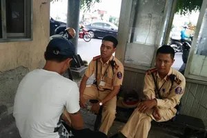 Cứu kịp 1 thanh niên nhảy cầu vì thua cá độ World Cup 