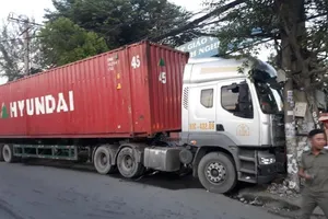 2 vụ container tông trụ điện ở quận 12 trong ngày