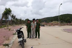 Đang tâm sự với bạn trai, cô gái bị hiếp dâm, cướp vàng