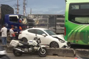 Tai nạn liên hoàn, 3 ô tô dính chùm ở quận 12