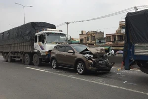 Một loạt ô tô dính chùm trên cầu vượt An Sương