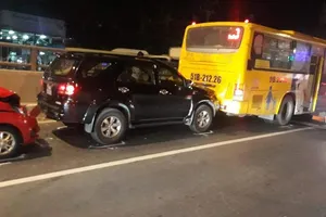 Xe buýt chuyển làn, tai nạn liên hoàn tại hầm chui An Sương