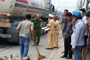 Quận 12: Người đàn ông chết thảm dưới bánh xe bồn 