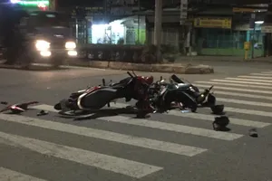 Dừng chờ đèn xanh, 2 vợ chồng bị tông trọng thương