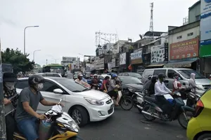 Lật container ở ngã tư Bảy Hiền, giao thông tê liệt 