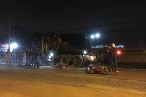 Va chạm xe máy ở Củ Chi, 1 người ngã vào bánh ô tô đầu kéo