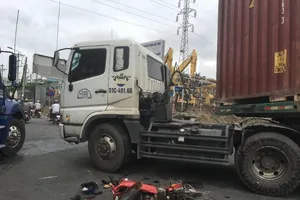 Thủ Đức: Xe máy không biển số va ô tô đầu kéo, 1 người cấp cứu