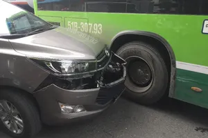 Đầu ô tô dính vào hông xe buýt, khách hoảng loạn ở Gò Vấp