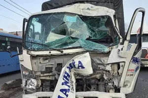 Quận 12: Xe tải tông vào nhà dân sau va chạm liên hoàn