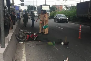 Chạy xe máy trong làn ô tô, 1 người chết thảm 