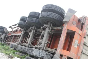 Tông ô tô tải, xe container lật xuống ruộng