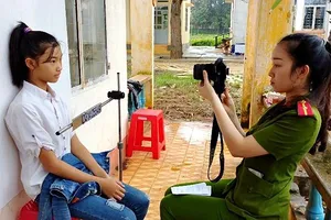 Công an xuống làng cấp hơn 1.000 CMND cho dân